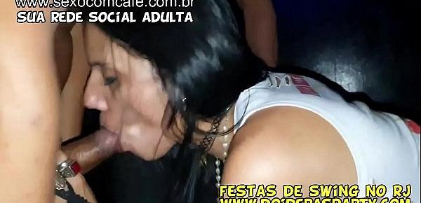  Deliciosa Milf Dany Hot Fode com Marido e um Solteiro na cabine da festa de swing e toma muito no cu - Video Completo no Xvideos RED